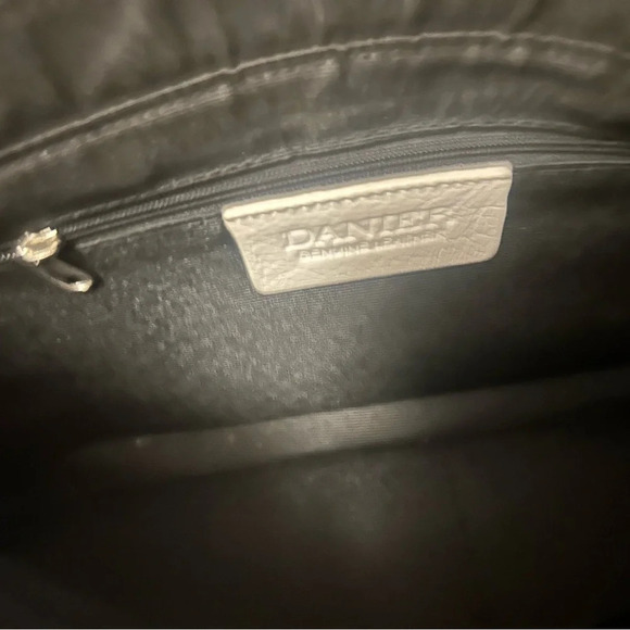 Danier beautiful saddle purse in mint condition. Crossbody with tassles - Picture 5 of 9